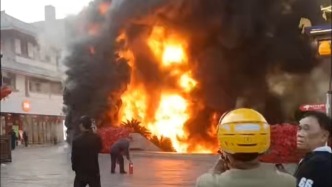 昆明西山区通报金碧广场突发火情：无人员伤亡，原因正调查