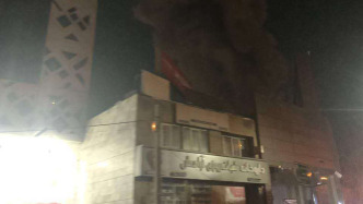 伊朗国家电视台附近区域遭袭：现场浓烟滚滚，节目播出未受影响