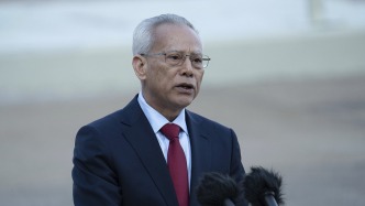 岑浩辉赴京列席全国人大会议开幕会