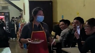 被網(wǎng)友催著返工的江西小炒店開門了，有顧客稱排一個半小時的隊才吃上