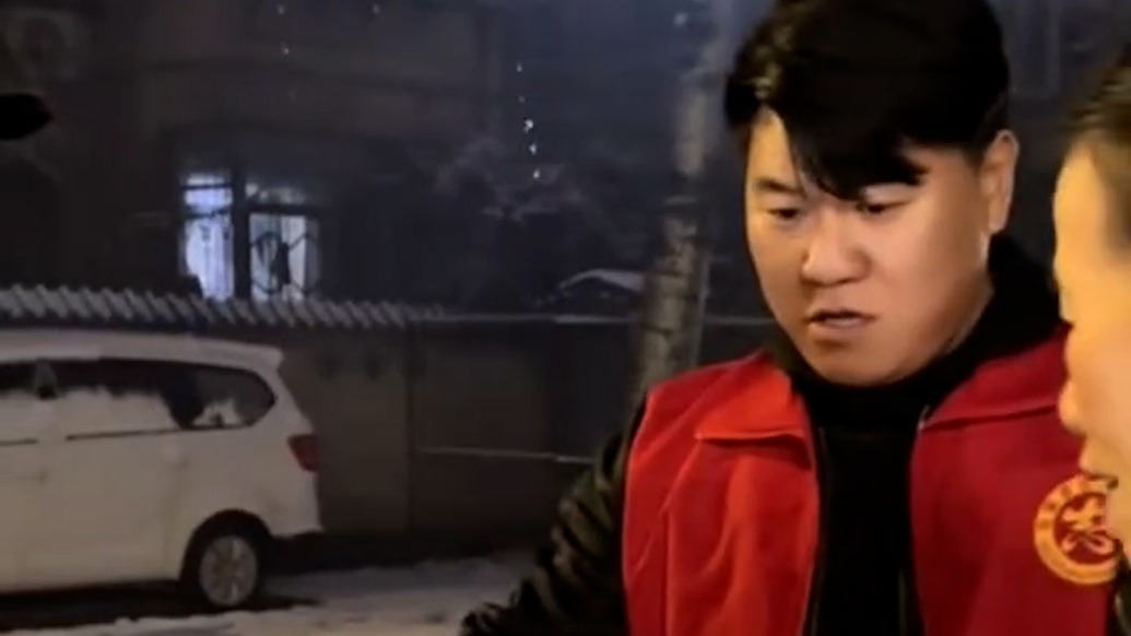 “他守护城市我们守护他”，大雪后志愿者为环卫工送上免费热早餐