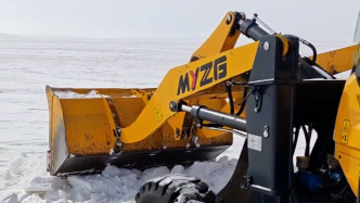 牧区暴雪封路，父母驾铲车开皮卡送女儿去开学