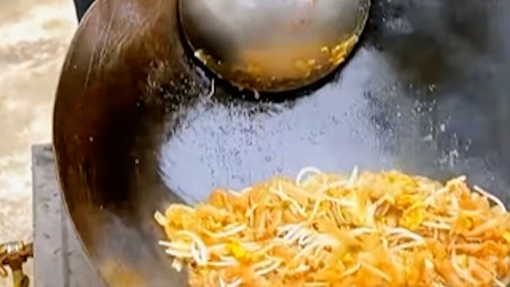 高速路“10元炒粉哥”曾是長途司機(jī)，當(dāng)天給堵車司機(jī)們炒了一百斤粉