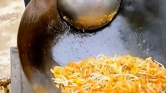 高速路“10元炒粉哥”曾是长途司机，当天给堵车司机们炒了一百斤粉