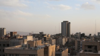 我驻伊周边国家使领馆派工作组赴口岸接应，协助中国公民撤离