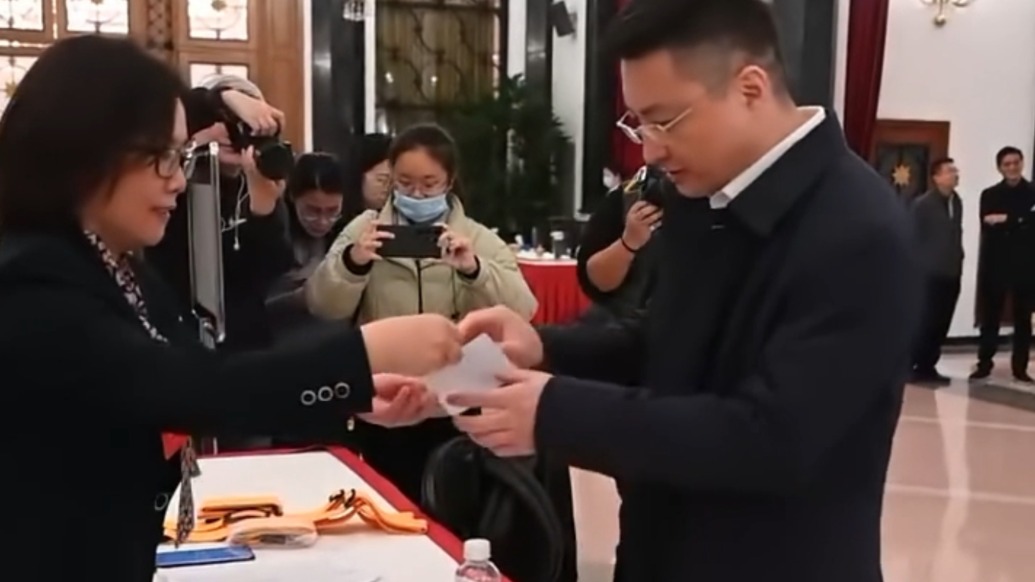 在滬全國人大代表、政協(xié)委員赴京出席全國兩會，他們關心哪些議題？