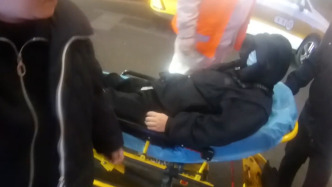 急性胃肠出血男子乘列车就医途中病情加重，民警多方联系急送医