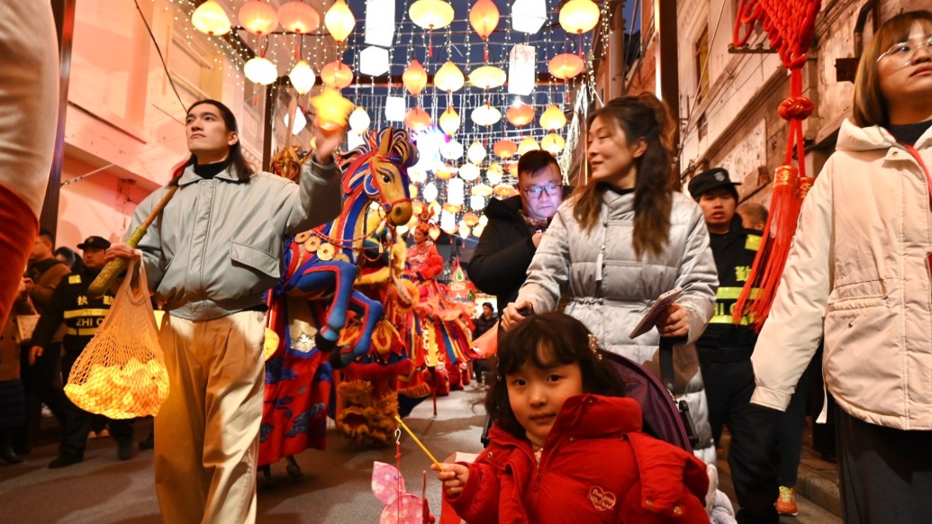 魔都眼｜申城无缘望见天上“红月亮”，地下豫园兔子灯花样多