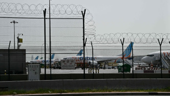 释新闻｜三大枢纽同时停运极为罕见，中东战事如何引发航空业危机？