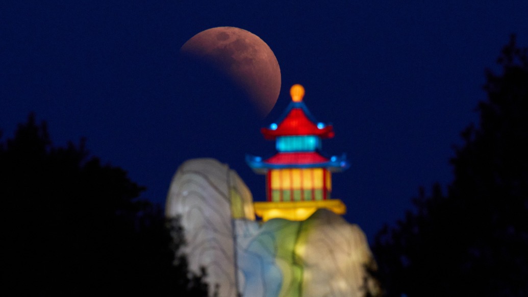 城事｜ “顶配版” 元宵月亮来了：花灯配红月，错过再等半世纪