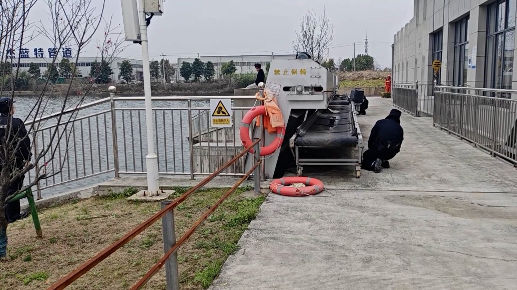 男子坐护栏欲跳河轻生,消防员乘其不备拉回岸边
