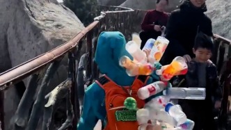 媽媽帶6歲兒子爬山隨手撿垃圾：言傳身教，培養(yǎng)孩子環(huán)保意識