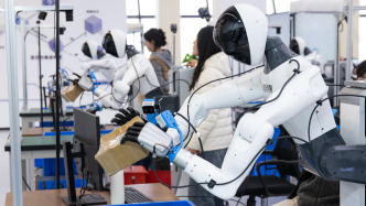 娄勤俭谈人形机器人：科技的创新和发展关键在于核心技术自主可控