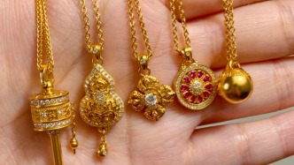 “几万块首饰抢起来像不要钱，转卖一单挣近万” ，老铺黄金2026开年被抢成最有性价比奢侈品？