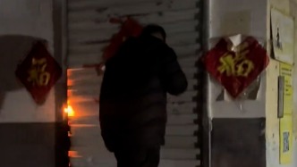 一家三口路过起火店铺，爸爸冲上前灭火“想给孩子树个榜样”