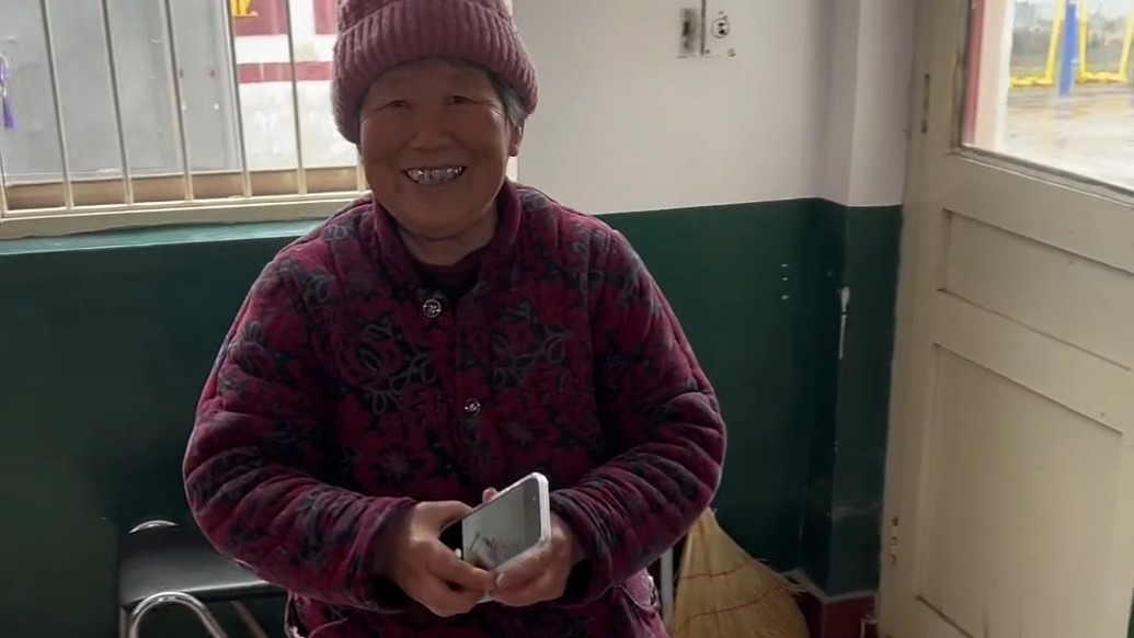 老人撿到手機(jī)送村委會(huì)，村干部：失主登門(mén)致謝，老人不求回報(bào)