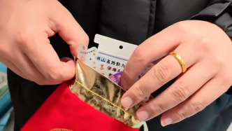 “心想事成”，小學(xué)老師把橙子、書簽等裝進(jìn)錦囊送學(xué)生做開學(xué)禮