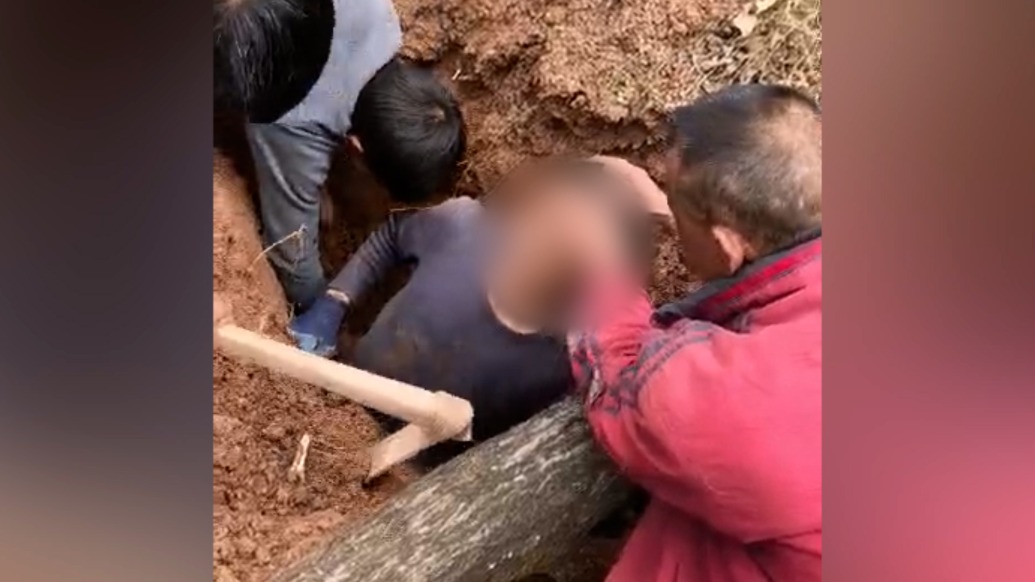 走親戚遇鄰居被塌方土掩埋，男子手刨土救人隨后十幾人加入施救