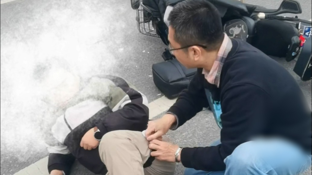 路途中发现车祸，男子拿出随身急救包教科书式救助伤者