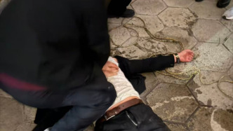 男子深夜不慎落水，六名聚餐市民發(fā)現(xiàn)后接力施救
