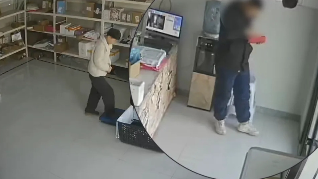 訂購貨到付款項鏈，男子調(diào)包后把真品變賣被刑拘