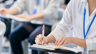 还没入职就背上近两万贷款，工人日报：警惕“招转培”骗局