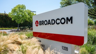 博通上财季营收增近三成：AI业务收入翻番，预计明年AI芯片收入超千亿美元