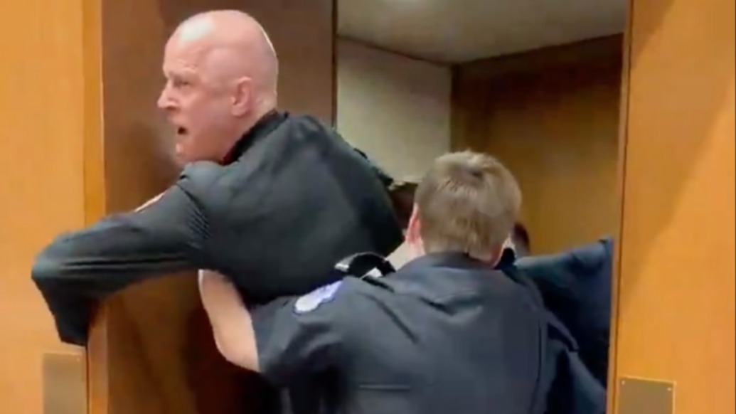 美國(guó)老兵抗議對(duì)伊朗開戰(zhàn)遭粗暴拖離，高呼 “不為以色列而死”