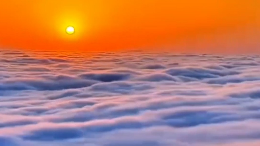 当翻涌云海遇上磅礴日出，泰山之巅美成画卷