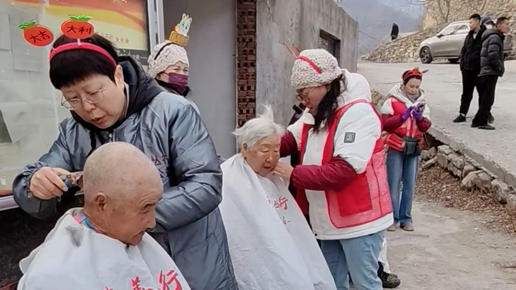 “學雷鋒不是一陣子而是一輩子”，女子為山區(qū)老人免費理發(fā)18年服務上千人次