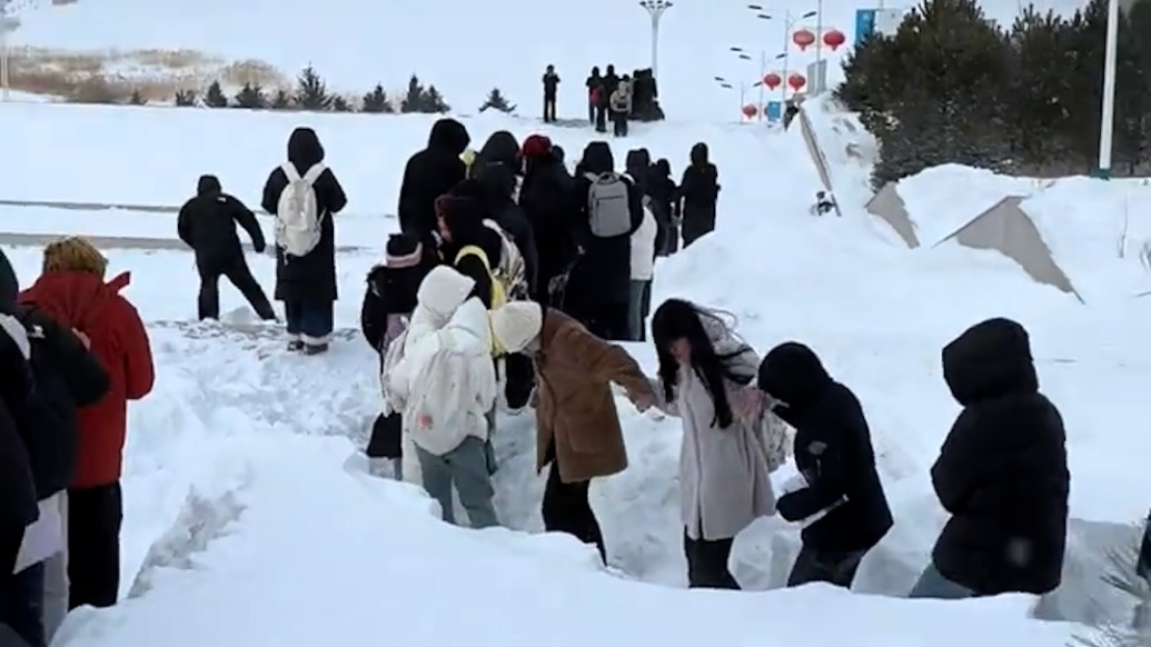 前面蹚路后面緊跟，呼倫貝爾學(xué)生雪中 “接龍” 前行