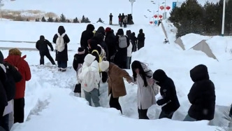 前面蹚路后面紧跟，呼伦贝尔学生雪中 “接龙” 前行