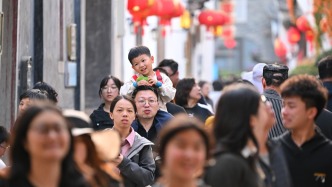 马上评｜政府工作报告为何一再强调“休假”