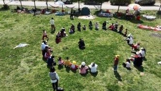 家长能有春秋假吗？代表委员建议把带薪休假和学生春秋假统筹考虑