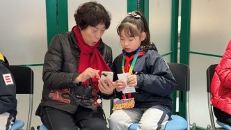  教AI、结对子，上海小学生这样“学雷锋”，老人们乐开了花