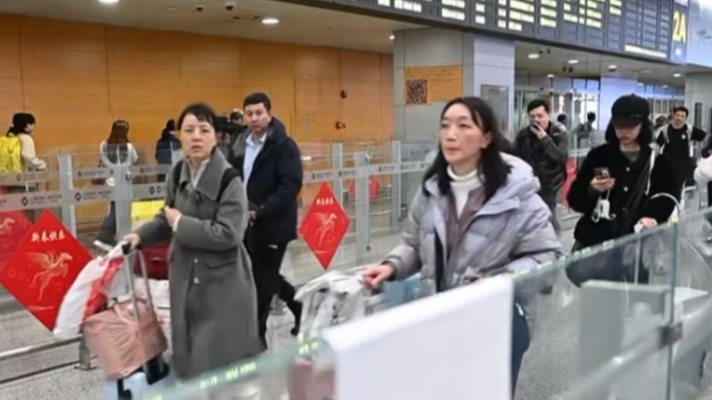 复航后首趟迪拜飞上海的商业航班落地