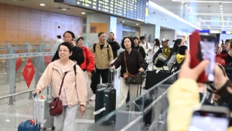 迪拜机场恢复运营后首趟飞往上海的商业航班抵达