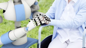 陈玮代表：大力发展AI养老设备，破解养老护理人员紧缺难题