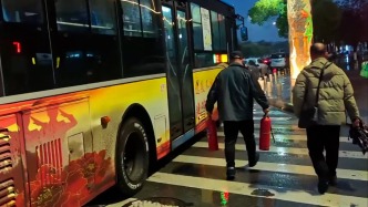 湖北黄石街头一辆小轿车起火，路过公交司机秒变“灭火侠”将初期火灾扑灭 