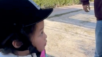 9岁中国女孩埃及骑马遇“危险坐骑”，一段教科书式“海外维权”火了