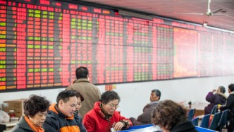 沪深股指低开高走，三大股指收涨：超4200股飘红，两市成交2.2万亿元