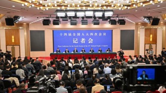 经济主题记者会｜郑栅洁：“十五五”末人工智能相关产业规模将增长到10万亿元以上