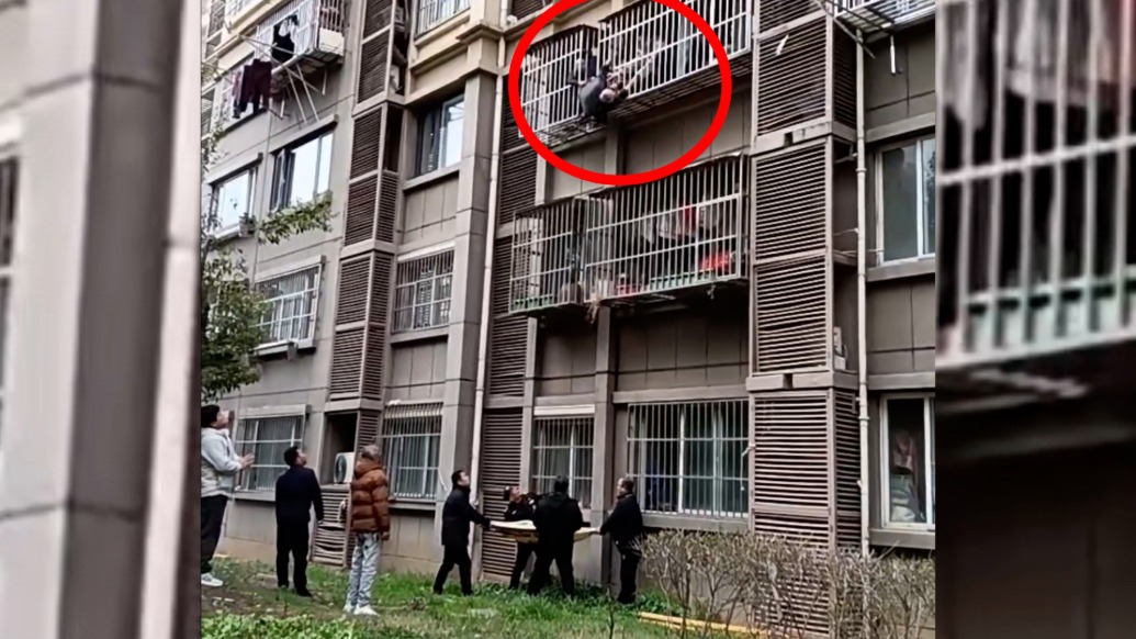 老人挂3楼窗外，消防民警施救，邻居在楼下扯被子防护