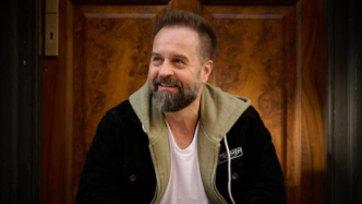 从汽车修理工到冉阿让，53岁“阿飞”的音乐之路