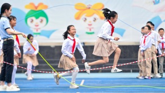 “健康第一”如何落实？教育部部长：让学生身上有汗、眼里有光