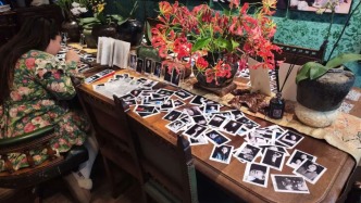 花50块洗把脸就被拍成电影女主了？打工人挤满这个拒绝给客人化妆的写真店