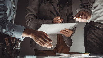 中青报评论员：在动荡的世界中，埋头做好自己的事