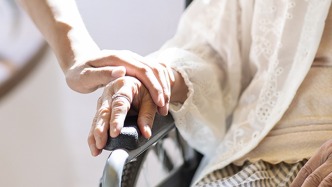 两会专访丨一人失能，全家失衡？金李委员：强保险、优照护