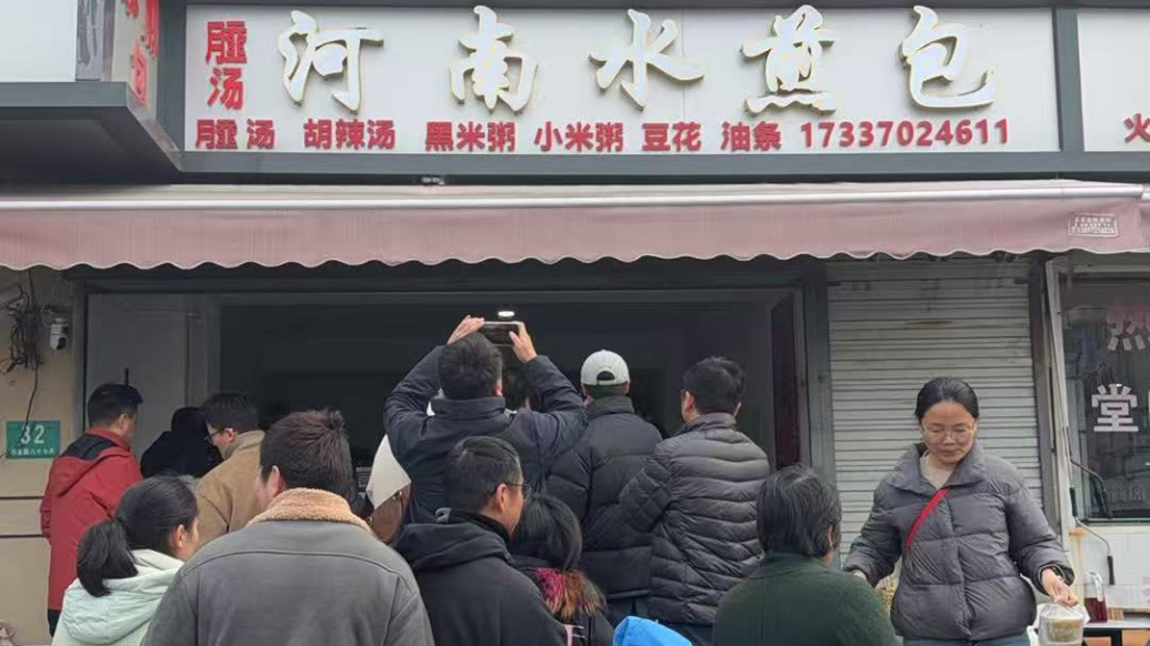 “沒吃過這么火的水煎包”，從上海各處來吃水煎包，有顧客排隊一小時