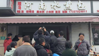 “没吃过这么火的水煎包”，从上海各处来吃水煎包，有顾客排队一小时